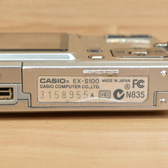 Casio Exilim EX-S100 / Ultra Slim 3.2MP Digital Camera / Credit Card Size - Picture 8 of 9